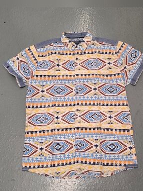 Tranquilty & Mayhem Mens Short Sleeve Button Up Shirt Size Large Native Patterns